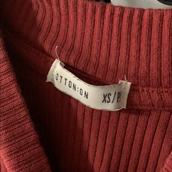 Robbed rust colored crop top with button sleeves - Picture 4 of 4